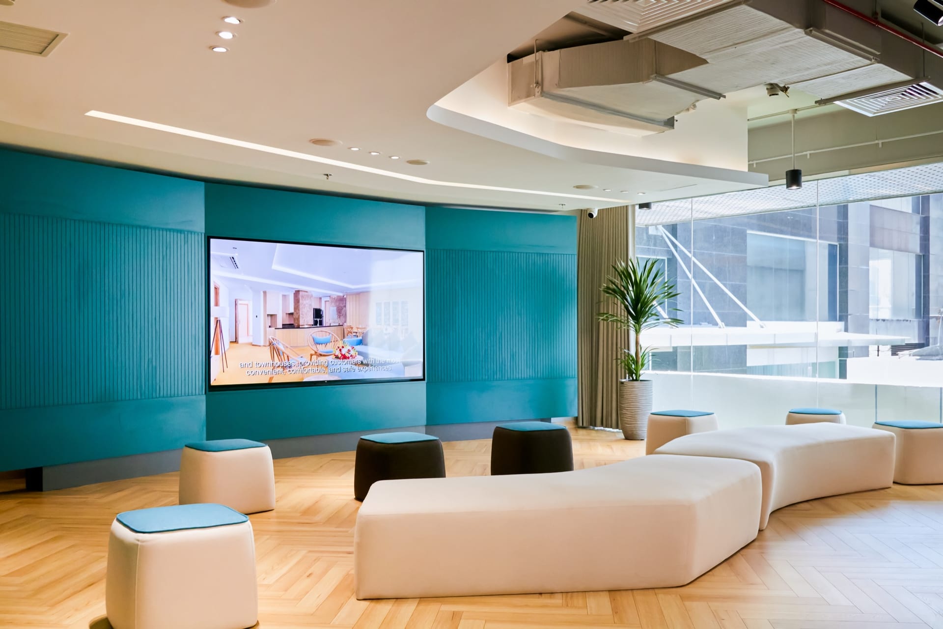 Khu trình chiếu tại showroom KES với mảng tường xanh thương hiệu