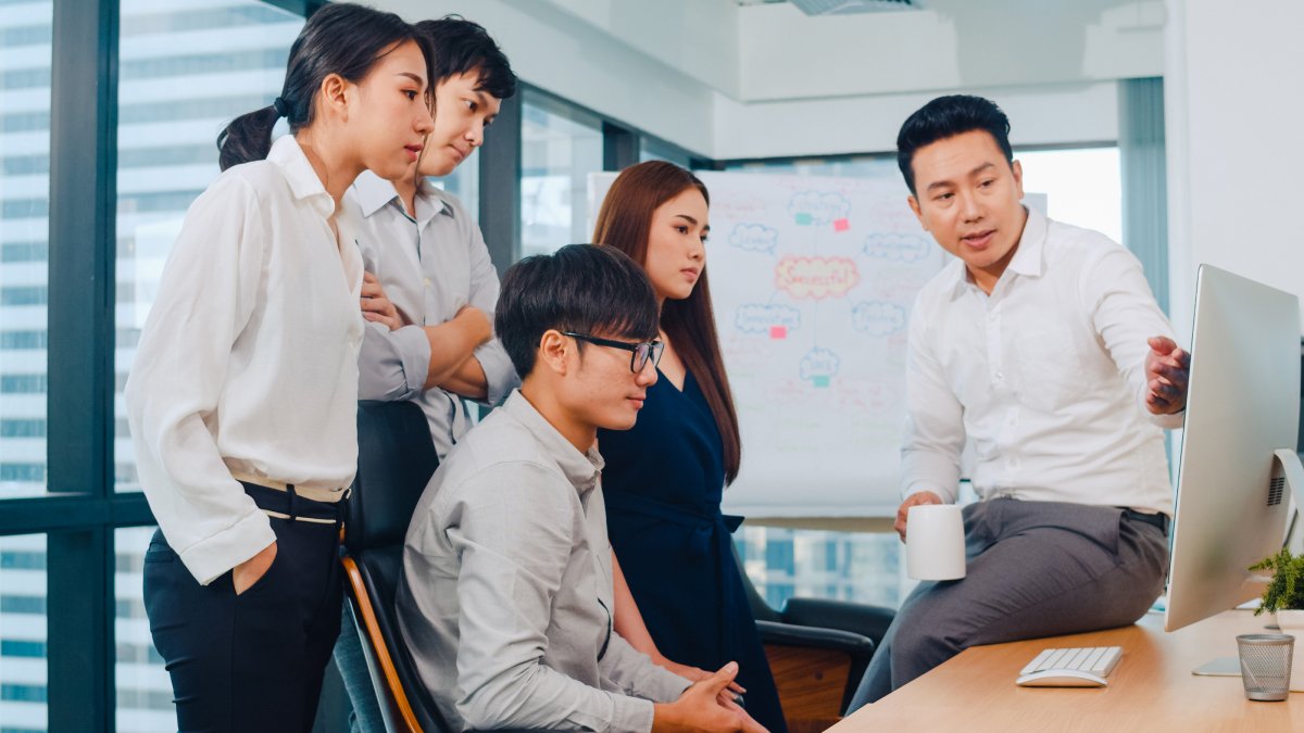Đội ngũ KES Group trao đổi công việc tại văn phòng